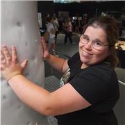 Estudiante universitaria imparte classes a niños de primaria